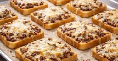 Superschnelle Hackfleisch-Toasts auf einem Teller serviert