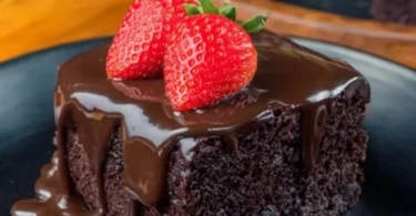 Saftiger Schokokuchen mit Schokoladensahne und Schokostückchen