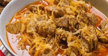 Traditioneller Szegediner Gulasch serviert mit Beilagen