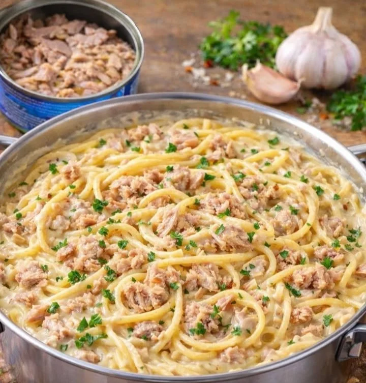 Vorschau von Thunfisch-Spaghetti mit frischen Zutaten und würziger Soße