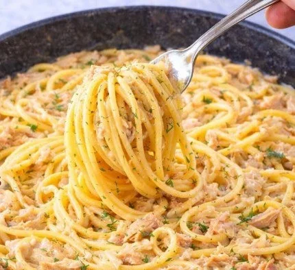 Thunfisch Spaghetti mit Knoblauch in einer Pfanne zubereitet
