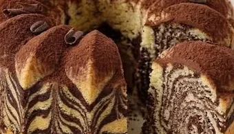 Ein köstliches Tiramisu mit Kaffee und Mascarpone in einer eleganten Dessertschale.