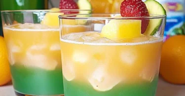 Ein Glas Titanic-Punsch mit Zitrusfrüchten und Gewürzen, winterliche Atmosphäre