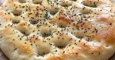 Türkisches Fladenbrot frisch gebacken auf einem rustikalen Tisch