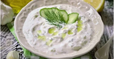 Schüssel mit frisch zubereitetem Tzatziki nach Originalrezept