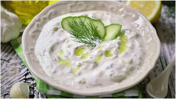 Schüssel mit frisch zubereitetem Tzatziki nach Originalrezept