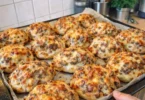Überbackene Hackfleischbrötchen frisch aus dem Ofen dekoriert mit Käse