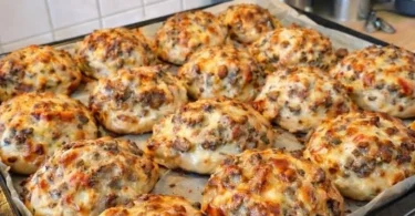 Überbackene Hackfleischbrötchen frisch aus dem Ofen dekoriert mit Käse