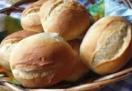 Übernacht-Brötchen aus der DDR auf einem Frühstückstisch