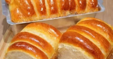 Häufchen von frisch gebackenem, weichem Milchbrot auf einem Tisch.