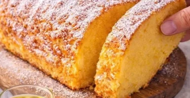 Leckerer Vanillepudding-Kuchen auf einem Teller serviert