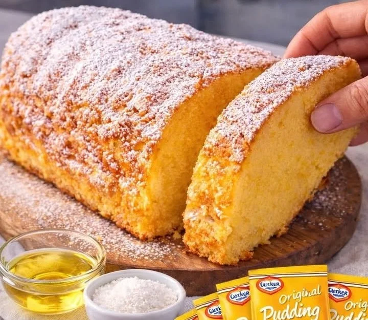 Leckerer Vanillepudding-Kuchen auf einem Teller serviert