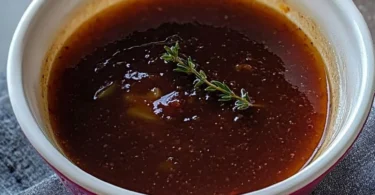 Vegane Rotweinsoße für pflanzliche Gerichte, reich an Geschmack und Aroma.