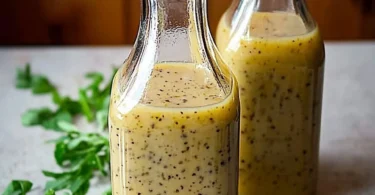 Auswahl an vorbereiteten Salatdressings für gesunde Ernährung