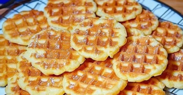 Leckere, frisch gebackene Waffeln auf einem Teller