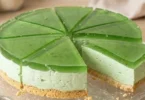 Waldmeister-Philadelphia-Torte ohne Backen auf einem Teller