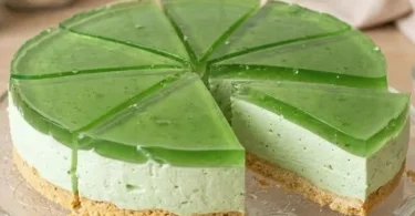 Waldmeister-Philadelphia-Torte ohne Backen auf einem Teller