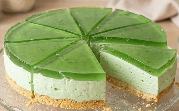 Waldmeister-Philadelphia-Torte ohne Backen auf einem Teller