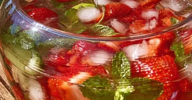 Weltbester Erdbeer-Punsch in einem Glas mit frischen Erdbeeren dekoriere