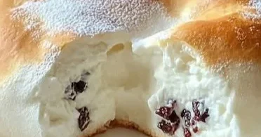 Ein köstlicher Wolkenkuchen mit fluffiger Textur und fruchtigem Topping.