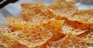 Würzige Parmesan-Chips, leckerer Snack aus Parmesan, knusprig und aromatisch.