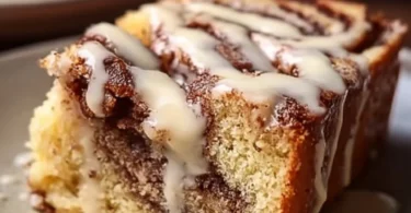 leckeres Stück Zimtkuchen mit Zimt und Zucker, serviert auf einem Teller