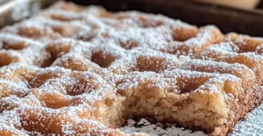 Zimtkuchen vom Blech mit Zimt und Zucker, frisch gebacken und dekoriert