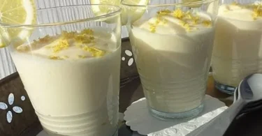 Schale mit frischer Zitronencreme, ideal für Desserts und Erfrischungen.