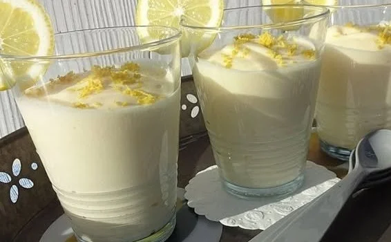 Schale mit frischer Zitronencreme, ideal für Desserts und Erfrischungen.