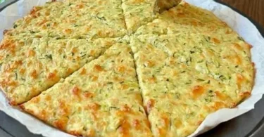 Leckere Zucchini Pizza mit Haferflocken auf einem Teller