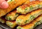 Leckere Zucchinistäbchen, frisch zubereitet als gesunder Snack