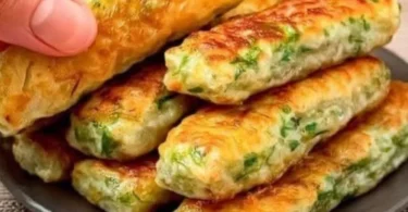 Leckere Zucchinistäbchen, frisch zubereitet als gesunder Snack