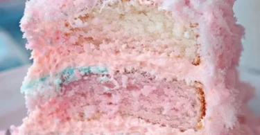 Leckereien aus Zuckerwatte-Kuchen auf einem Teller serviert