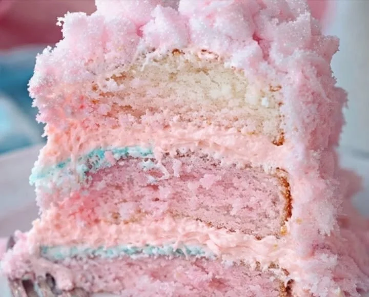 Leckereien aus Zuckerwatte-Kuchen auf einem Teller serviert