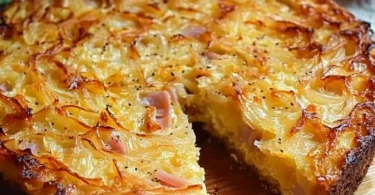 Zwiebelkuchen ohne Boden serviert auf einem weißen Teller