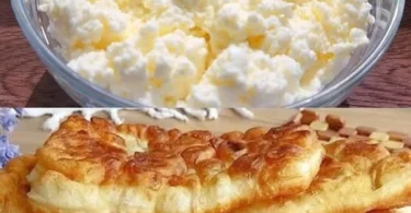 Schnelle Fladenbrote mit Frischkäse auf einem Holzbrett serviert.