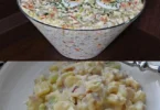 Bunter 7-Tassen-Salat in einer Schüssel, ideal für sommerliche Gerichte.