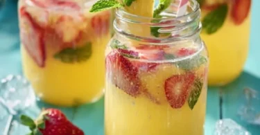 Erfrischende Ananas-Erdbeer-Bowle in einer großen Schale