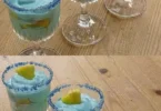 Leckeres Ananaskäse-Dessert auf einem Teller mit frischen Ananasstücken.