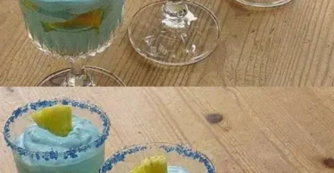 Leckeres Ananaskäse-Dessert auf einem Teller mit frischen Ananasstücken.