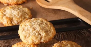 Apfel-Haferkekse ohne Zucker auf einem Bruchstahl, gesund und lecker