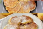 Leckere Apfel-Yogurt-Pfannkuchen auf einem Teller serviert