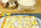 Frisch gebackener Apfelkuchen mit Äpfeln und Zimt auf einem Teller