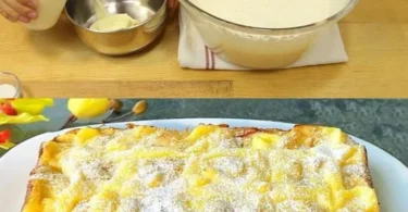 Frisch gebackener Apfelkuchen mit Äpfeln und Zimt auf einem Teller