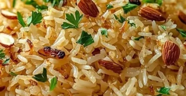 Schale mit aromatischem Arabischem Reis, perfekt für jede Mahlzeit zubereitet.