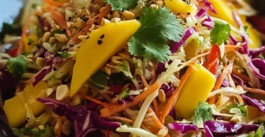 Asiatischer Spitzkohl-Mango-Salat mit frischen Zutaten als gesundes Gericht