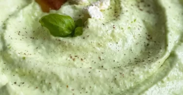 Avocado-Feta-Dip in einer Schüssel mit frischen Gemüsesticks