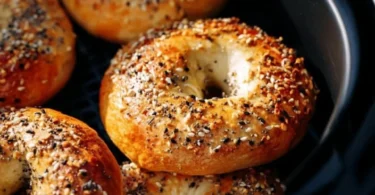 Frisch gebackene Bagels aus der Heißluftfritteuse, knusprig und lecker.