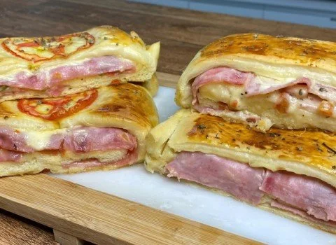 Blätterteigstrudel mit Schinken und Käse