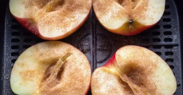 Bratapfel zubereitet in der Heißluftfritteuse mit Gewürzen und Nüssen